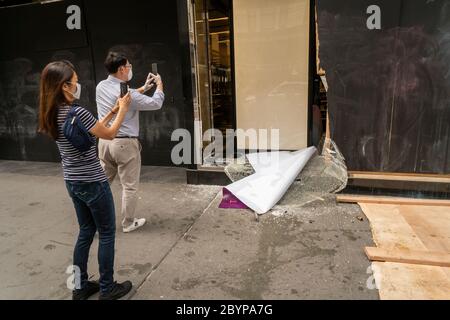 Geplündert Sephora auf dem Herald Square in New York nach den Nächten zuvor Plünderungen und Vandalisierung im Zusammenhang mit den Protesten im Zusammenhang mit dem Tod von George Floyd, gesehen am Dienstag, 2. Juni 2020. (© Richard B. Levine) Stockfoto