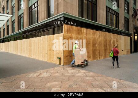 Zara Bekleidungsgeschäft wird in New York nach den Vornächten Plünderungen und in Erwartung einer Wiederholung von Plünderungen und Vandalisationen im Zusammenhang mit den Protesten im Zusammenhang mit dem Tod von George Floyd, gesehen am Dienstag, 2. Juni 2020, verbargen. (© Richard B. Levine) Stockfoto