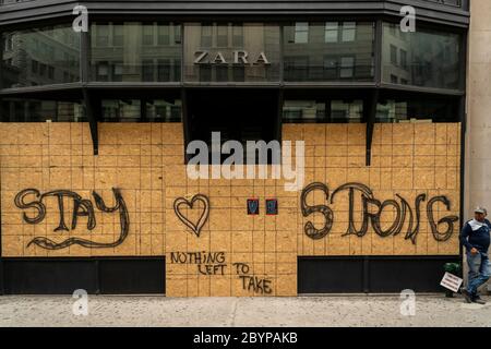 Der geplünderte Zara-Laden gibt bekannt, dass es im Viertel Flatiron in New York nach den Vornächten der Plünderungen und Vandalisationen im Zusammenhang mit den Protesten im Zusammenhang mit dem Tod von George Floyd, gesehen am Dienstag, den 2. Juni 2020, nichts mehr zu Unternehmen gibt. (© Richard B. Levine) Stockfoto