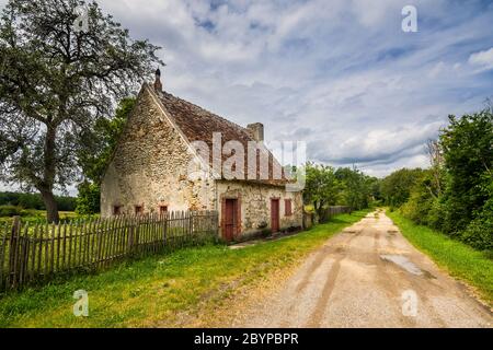 Steinhütte auf einer ungemachten Landstraße in Le Bouchet im Brenne Nationalpark und Naturschutzgebiet, Indre, Frankreich. Stockfoto