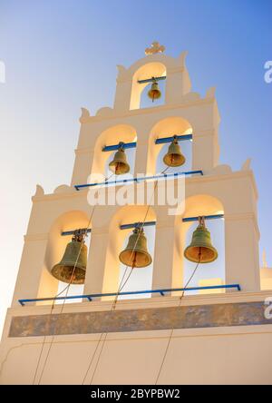 Detailansicht des gestapelten Glockenturms auf der Hauptkirche von Oia, Panagia Platsani, auf der griechischen Insel Santorini. Stockfoto