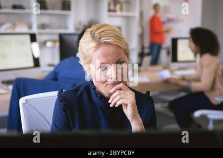 Porträt einer kaukasischen Geschäftsfrau, die am Computer arbeitet Stockfoto