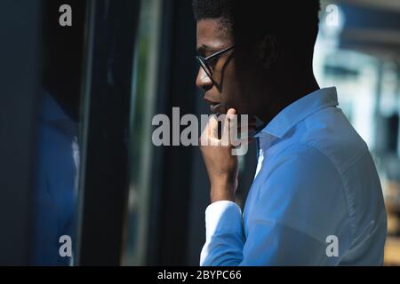 Afroamerikanischer Mann, der in einem Café denkt Stockfoto