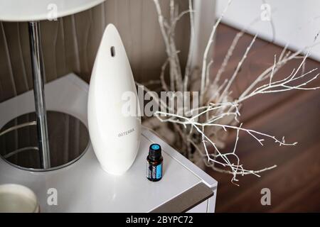 Banska Bystrica, Slowakei - 2. Februar 2020: Hochwertiges ätherisches Öl Air Doterra Marke und Lotusdifuseur. Aromatherapie. Gesundheit und Wohlbefinden Stockfoto