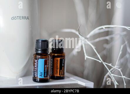 Banska Bystrica, Slowakei - 2. Februar 2020: Hochwertiges ätherisches Öl Air und Tangerine Doterra Marke und Lotusdifuseur. Aromatherapie. Gesundheitswesen Stockfoto