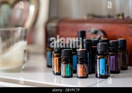 Banska Bystrica, Slowakei - 2. Februar 2020: Hochwertige ätherische Öle der Marke doTERRA. Aromatherapie. Konzept für Gesundheit und Wohlbefinden. Stockfoto