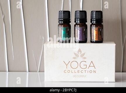 Banska Bystrica, Slowakei - 2. Februar 2020: Hochwertige ätherische Öle in der Yoga-Kollektion, Marke Doterra. Aromatherapie. Gesundheit und Wohlbefinden c Stockfoto