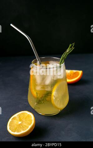 Erfrischender Cocktail mit Zitrusfrüchten auf dunklem Hintergrund Stockfoto