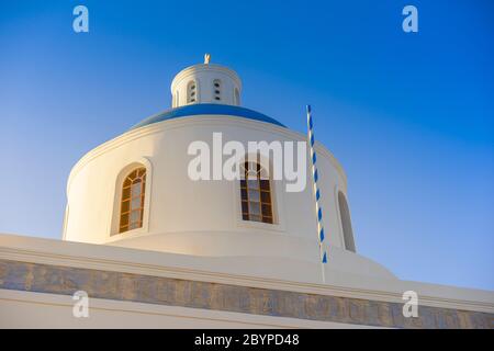 Detailansicht der blauen Kuppel auf der Hauptkirche von Oia, Panagia Platsani, auf der griechischen Insel Santorini. Stockfoto
