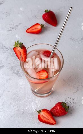 Ein erfrischender Cocktail mit Erdbeeren und Mineralwasser. Draufsicht Stockfoto