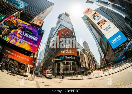 Werbung für GitLab auf dem riesigen Nasdaq-Bildschirm am Times Square in New York am Dienstag, 9. Juni 2020 (© Richard B. Levine) Stockfoto