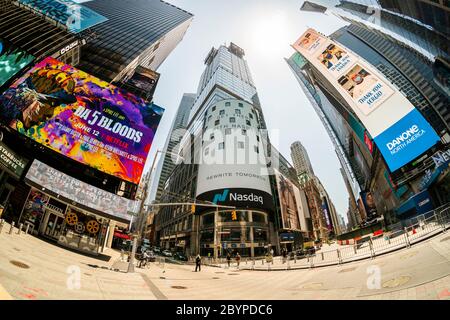 Werbung auf dem riesigen Nasdaq-Bildschirm im Times Square in New York am Dienstag, 9. Juni 2020 (© Richard B. Levine) Stockfoto