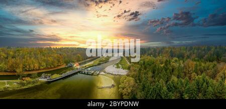 Schöne Naturlandschaft des Flusses in südbayern mit einem grünen Wald und Berge im Hintergrund, Luftaufnahme Drohne erschossen Stockfoto