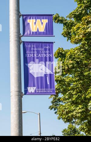 Banner der Universität von Washington auf einer Straße im Universitätsviertel im Bundesstaat Washington. Stockfoto