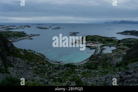 Blick vom Festvagtinden über das Dorf Henningsvaer in Norwegen. Wolkiger Tag. Reisekonzept. Lofoten Stockfoto