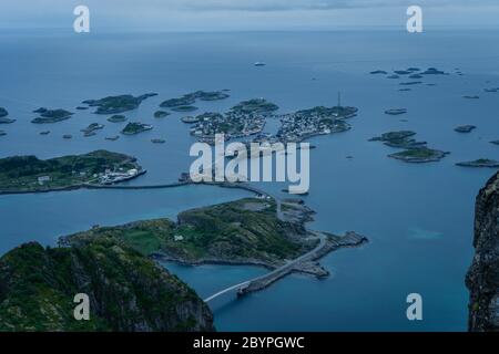 Blick vom Festvagtinden über das Dorf Henningsvaer in Norwegen. Wolkiger Tag. Reisekonzept. Lofoten Stockfoto