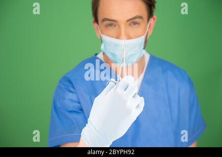 Krankenpfleger oder Arzt mit einer Zange Stockfoto