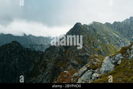 Blick vom Festvagtinden über das Dorf Henningsvaer in Norwegen. Wolkiger Tag. Reisekonzept. Lofoten Stockfoto