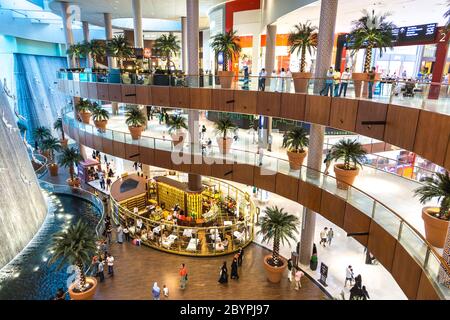 Innenansicht der Dubai Mall - das größte Einkaufszentrum der Welt Stockfoto