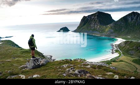 Moment der Einsamkeit. Reise Lifestyle Erfolg Abenteuer. Sommer Blick auf Strand, Lofoten Inseln, Norwegen Stockfoto