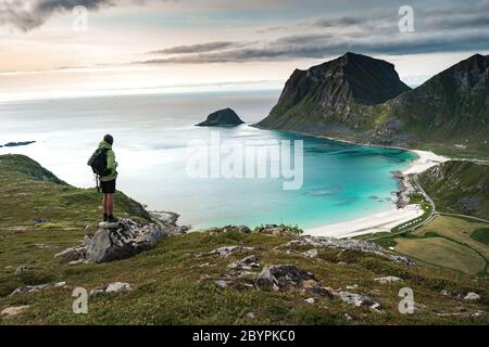 Moment der Einsamkeit. Reise Lifestyle Erfolg Abenteuer. Sommer Blick auf Strand, Lofoten Inseln, Norwegen Stockfoto