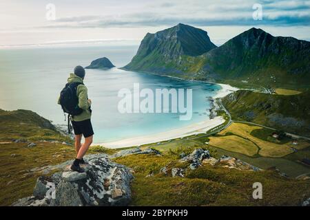 Moment der Einsamkeit. Reise Lifestyle Erfolg Abenteuer. Sommer Blick auf Strand, Lofoten Inseln, Norwegen Stockfoto