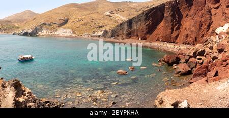 Blick auf den beliebten Roten Strand auf der Insel Santorini, in der Nähe der antiken Stadt Akrotiri Stockfoto