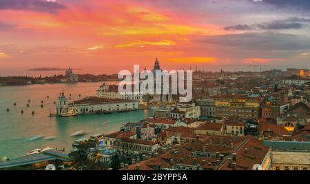 Blick auf die Basilika Santa Maria della Salute, Venedig, Italien Stockfoto