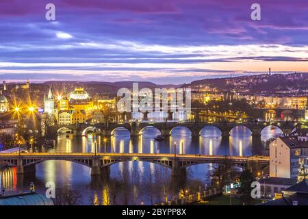 Brücken in Prag über den Fluss bei Sonnenuntergang Stockfoto