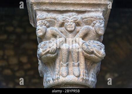 Kreuzgang mit geschnitzten Figuren in der Hauptstadt der Säulen, La Seu d'Urgell Kathedrale, Catedral de Santa Maria d'Urgell, Provinz Lleida, Katalonien, Spanien Stockfoto