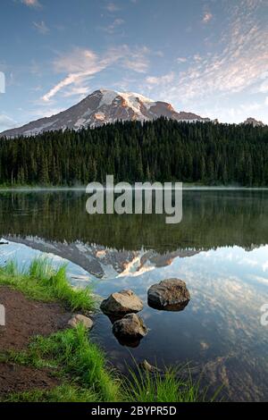 WA16603-00...WASHINGTON - Spiegelung des Mount Rainier im stillen Wasser des Reflection Lake im Mount Rainier Nationalpark. Stockfoto