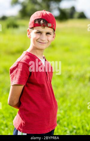 Junge Kind Porträt lächelnd hübsch zehn Jahre alt im Freien Stockfoto