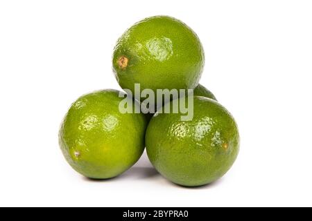 Gruppe von ganze Limetten und eine halbe Limette auf weiß Stockfoto