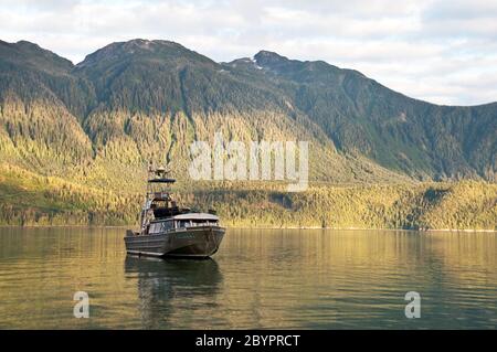 Ein 40 Fuß Boot im Jet Boot in einer ruhigen pazifik-Bucht im Great Bear Rainforest, zentrale Küste, in der Nähe von Bella Coola, British Columbia, Kanada. Stockfoto