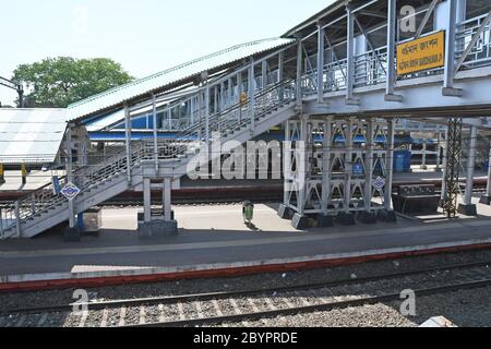 Lockdown - vollständige Sicherheitsbeschränkungen wurden erlassen, um das neue Coronavirus zu verhindern. Vollständig geschlossen Bardhaman Junction Bahnhof Stockfoto