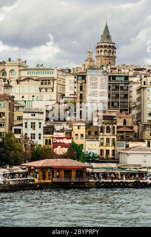 Stadtbild mit Galata Turm über das Goldene Horn in Istanbul, Türkei Stockfoto