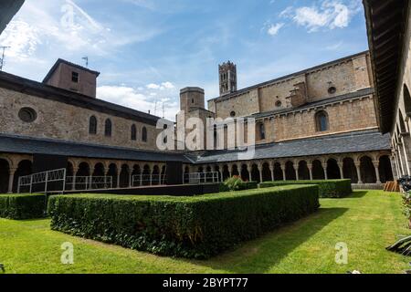 Kreuzgang mit geschnitzten Figuren in der Hauptstadt der Säulen, La Seu d'Urgell Kathedrale, Catedral de Santa Maria d'Urgell, Provinz Lleida, Katalonien, Spanien Stockfoto