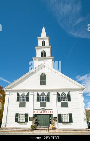 Newfane USA - Oktober 11 2014; im Design-Stil der Union Hall, der griechische Wiederbelebungscharakter der ersten Kongregationskirche hat Gotische Wiederbelebungsbewegung Stockfoto