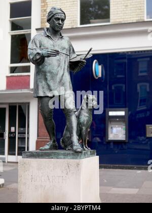 Bronzestatue von William Hogarth, einem englischen Maler des 18. Jahrhunderts mit seinem Mops. Arbeit von Jim Mathieson und enthüllt von Ian Hislop und David Hockney. Stockfoto