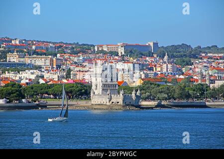 Blick auf den Belem Turm offiziell ist der Turm von Saint Vincent eine Festung aus dem 16. Jahrhundert am Tejo Fluss, Lissabon, Portugal. Stockfoto