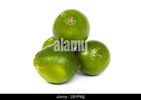 Gruppe von ganze Limetten und eine halbe Limette auf weiß Stockfoto