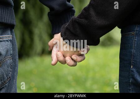 Nahaufnahme von Paar in Liebe Hände halten Stockfoto