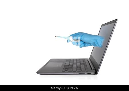 Krankenschwester oder Arzt Hand mit Handschuh Halten Sie ein Thermometer aus Laptop-Bildschirm zu symbolisieren virtuelle Gesundheit erreichen Stockfoto