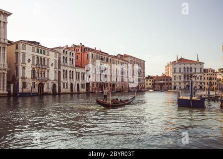 Ein Gondolier rudert seine Gondel auf dem berühmten Canal Grande, venezianische Lagune, Venedig, Italien Stockfoto