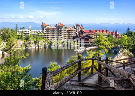 Landschaftlich schöne Aussicht auf Mohonk Mountain House und Mohonk Lake im Upstate New York. Stockfoto