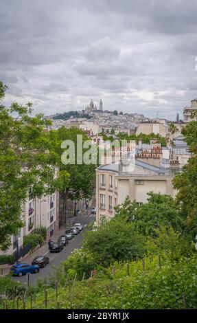 Paris, Frankreich - 06 07 2020: Blick auf den Montmartre vom Bergeyre Hügel Stockfoto