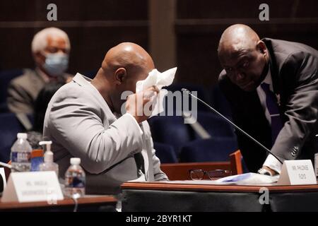 Washington, Usa. Juni 2020. George Floyds Bruder Philonise Floyd wird emotional, als er während einer Anhörung des Justizausschusses des Hauses bezeugt, um Polizeibrutalität und Rassenprofilierung am Mittwoch, 10. Juni 2020 zu diskutieren. Das Komitee schaut in Polizeipraktiken und Verantwortlichkeit im Lichte des Todes von George Floyd, während in Minneapolis Polizeigewahrsam Ende Mai. Pool Foto von Greg Nash/UPI Quelle: UPI/Alamy Live News Stockfoto