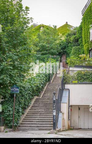 Paris, Frankreich - 06 07 2020: Blick auf den Montmartre vom Bergeyre Hügel Stockfoto