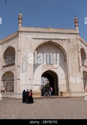 Eingang des Bibi Ka Maqbara Grab, auch bekannt als Mini Taj Maha, Aurangabad, Maharashtra, Indien. Stockfoto