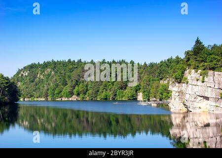 Landschaftlich schöner Blick auf Mohonk Lake in den Shawangunk Mountains im Upstate New York Stockfoto